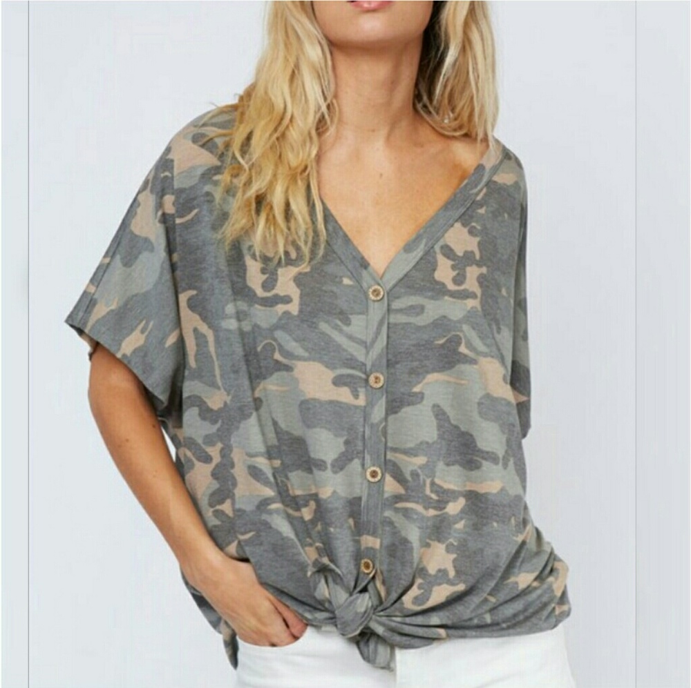 💕 only 1S left💕Camo print front tie top